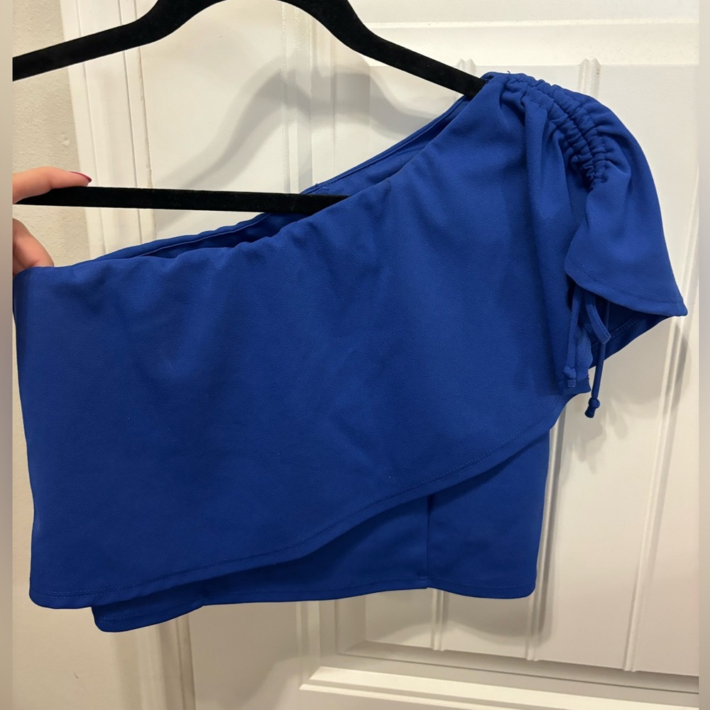 One shoulder top